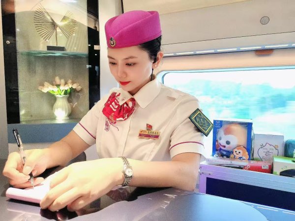拉伯配资 不到两小时重要物品失而复得！成都客运段列车长冉晓莉：旅客遗失物品，可这样快速找回